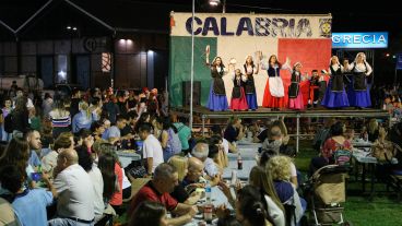 Postales de la noche inaugural de la fiesta de Colectividades.