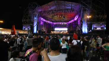 Postales de la noche inaugural de la fiesta de Colectividades.