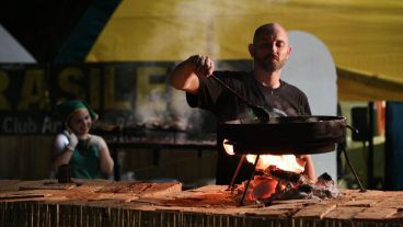 Postales de la noche inaugural de la fiesta de Colectividades.