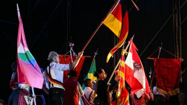 Postales de la noche inaugural de la fiesta de Colectividades.