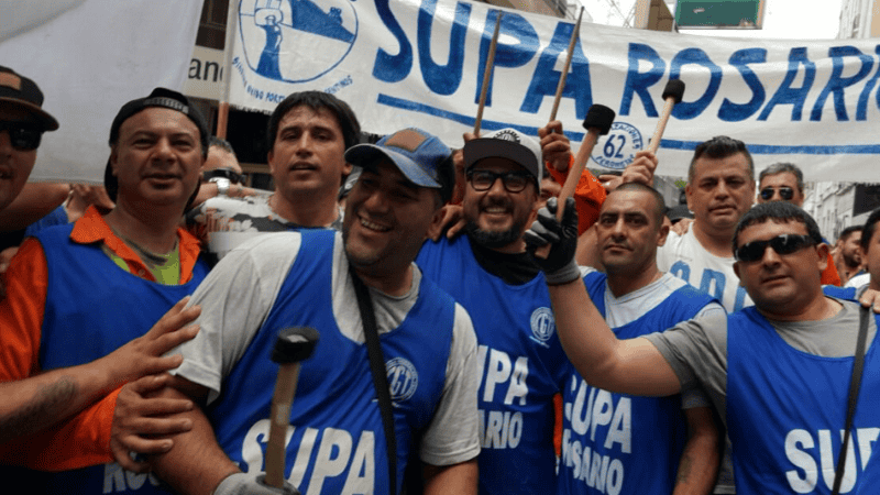 Los portuarios amenazan con paralizar las terminales del país.