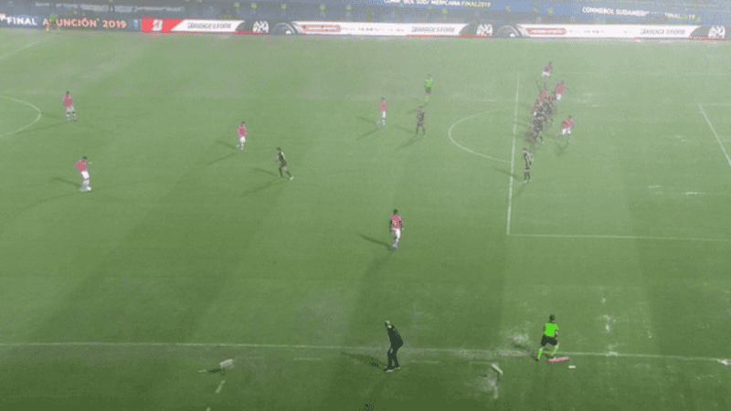 Partido demorado desde las 18.05 por la lluvia.