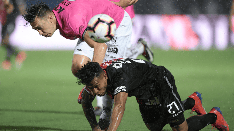 El gol de Independiente llegó por la vía aérea.