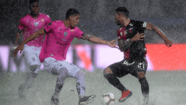 El primer tiempo duró casi una hora y 20 minutos por el parate y el descuento.