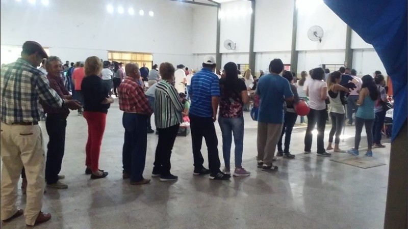 La espera en un centro de votación este domingo a la mañana.