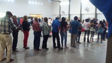 La espera en un centro de votación este domingo a la mañana.