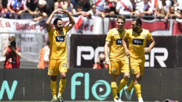 Gamba celebra su gol. Lo saludan Riaño y Rinaudo.