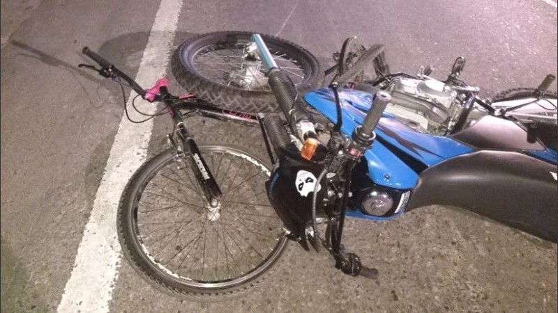 Una de las motos enganchó a una bici, según el relato de los jóvenes.