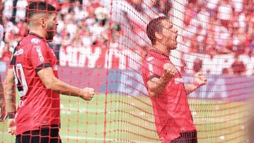 Maxi le pegó fuerte y marcó el 1-0 en el Coloso.