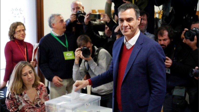 Pedro Sánchez al votar. Su partido ganó pero se esperan negociaciones difíciles.