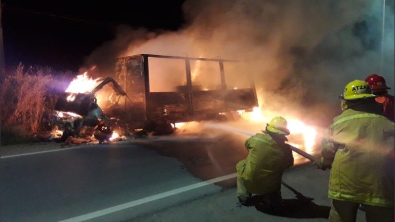 El camión en llamas y el trabajo de los bomberos.