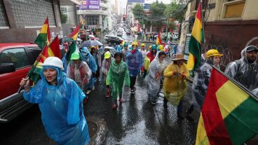 Ciudadanos contrarios Evo Morales marchan este domingo en La Paz.