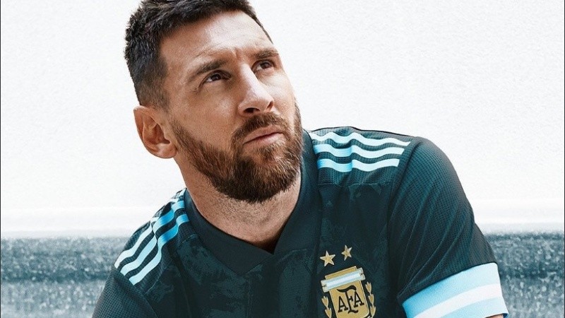 Lionel exhibió el nuevo diseño que se estrenará ante Brasil.