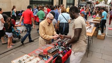 Buscan llevar a 950 los permisos para vender en la calle en Rosario.