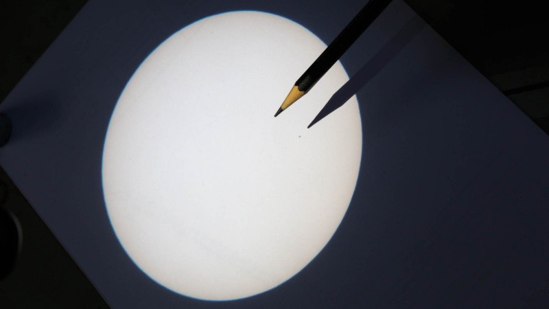 La proyección del sol sobre una lámina blanca muestra a Mercurio -puntito negro- pasando frente al disco solar.