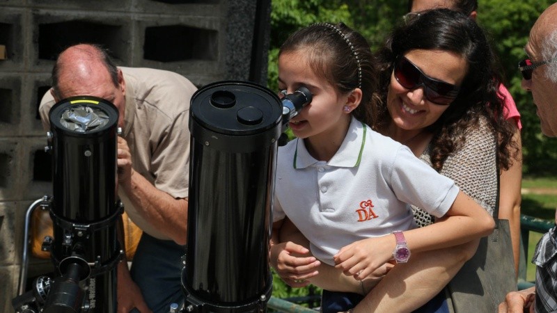 Una niña observa a través de uno de los telescopios disponibles al público este luness por la mañana. 