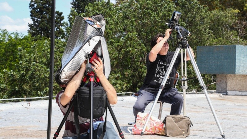 Aficionados registrando el fenómeno con sus telescopios y cámaras fotográficas. 