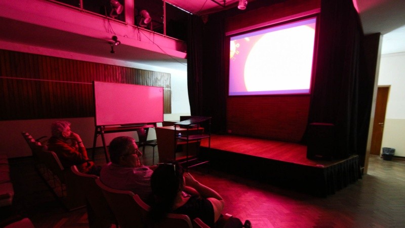 En la sala Copérnico del Planetario de Rosario hubo una pantalla gigante donde se podía seguir el tránsito de Mercurio. 