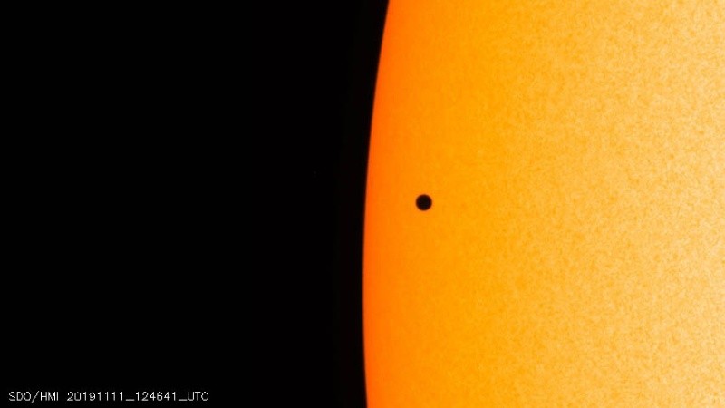 Fotografía hecha por la NASA donde se ve en detalle al planeta Mercurio pasando frente al disco solar. 