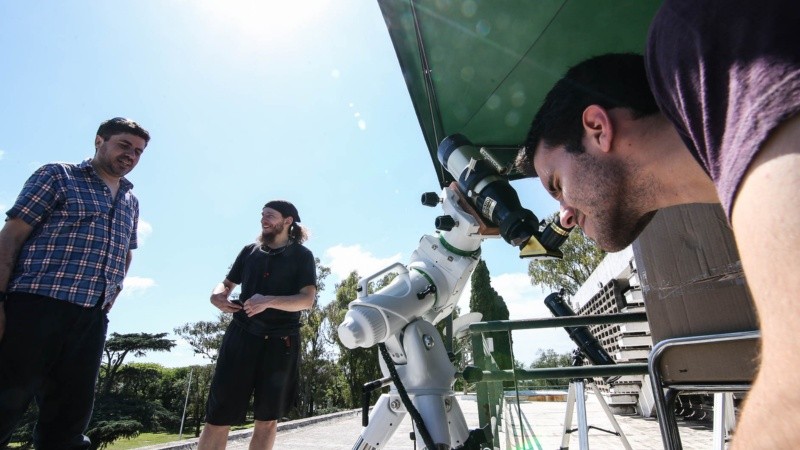 El cielo mañanero de Rosario ayudó a ver el evento.