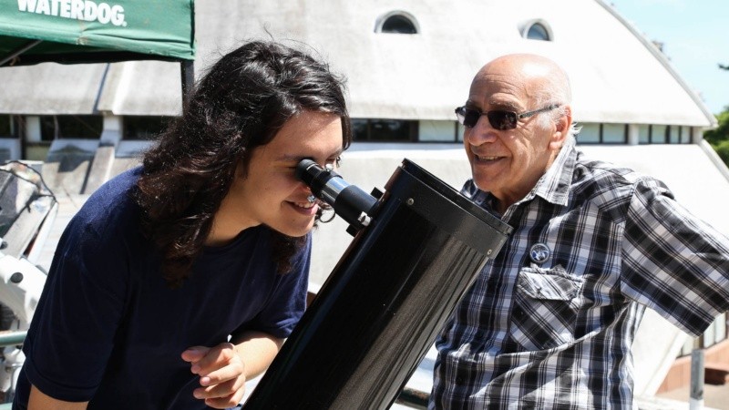Se pudo ver un pequeño disco oscuro moviéndose muy lentamente delante del sol.