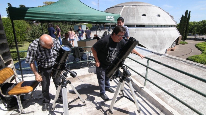 Aficionados a la astronomía siguieron de cerca el fenómeno desde la terraza del Complejo Astronómico Municipal.