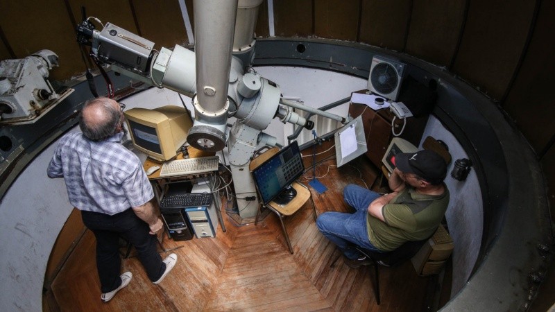 Operarios del telescopio del observatorio municipal registrando el evento. 