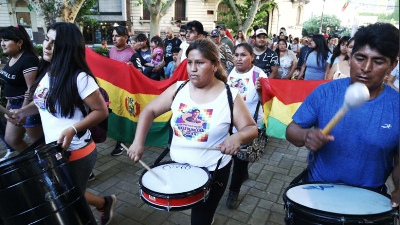 La marcha en Rosario repudió el accionar de las fuerzas armadas bolivianas.