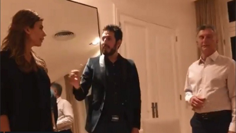 El mago y un truco en el que Mauricio y Juliana conectan. 