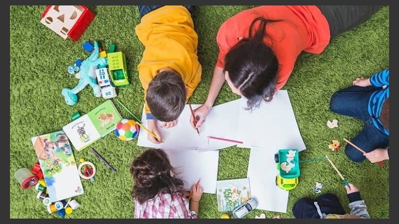 El saber se construye a partir de la interacción entre los estudiantes y el docente. 