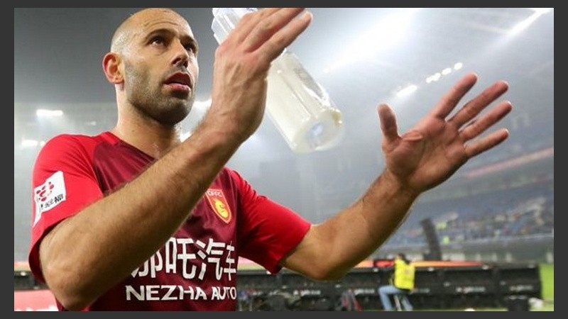 Masche juega en el Hebei Fortune de China.