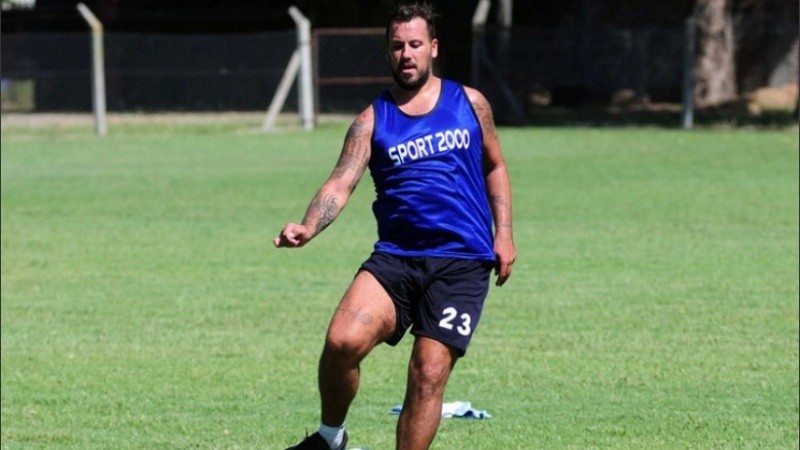 Fabbiani es jugador del Deportivo Merlo.