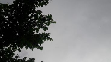 Cielo de tormenta y alerta vigente.