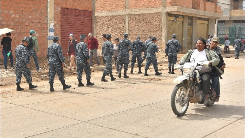 Militares patrullan las calles en diversas ciudades bolivianas.