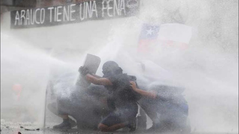Manifestantes se enfrentan con las Fuerzas Especiales de Carabineros durante otra jornada de protestas, en Santiago  de Chile.