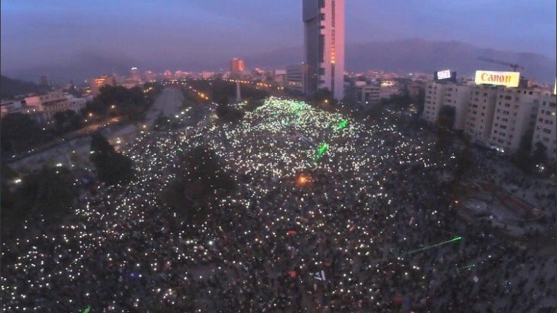 Miles de manifestantes chilenos volvieron a salir a las calles. 