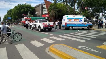 Ambulancia, policías y tránsito cortado en la esquina del siniestro.