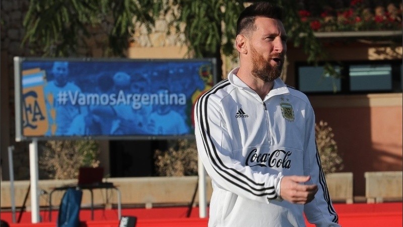 Leo se queda en Barcelona. Suspendidas las eliminatorias, Messi se mantendrá en Europa.