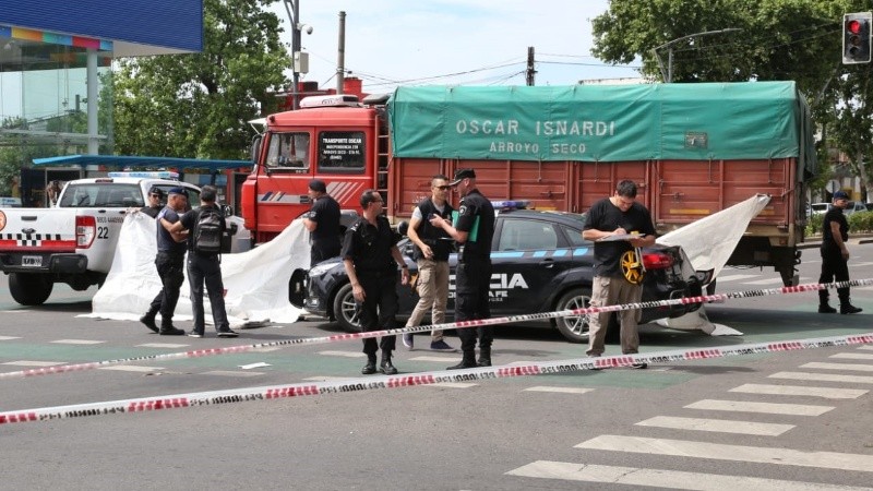 La señora cruzaba San Martín por la senda peatonal.