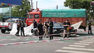 La señora cruzaba San Martín por la senda peatonal.