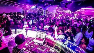 El bebé nació en la pista de baile rodeado de personas.