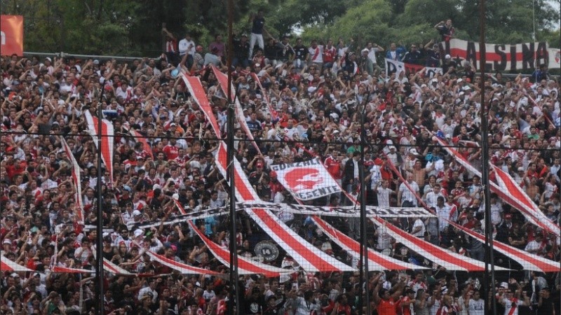 Una vieja foto de los hinchas millonarios en el Coloso. ¿Qué pasará el 30?