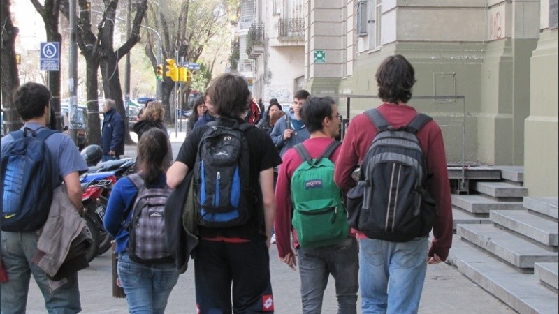 El rector impulsa las prácticas para estudiantes del nivel superior.