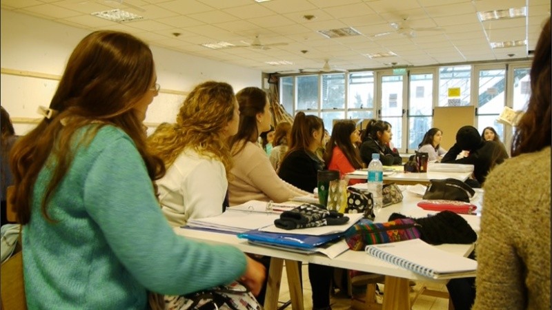 El rector impulsa las prácticas para estudiantes del nivel superior.