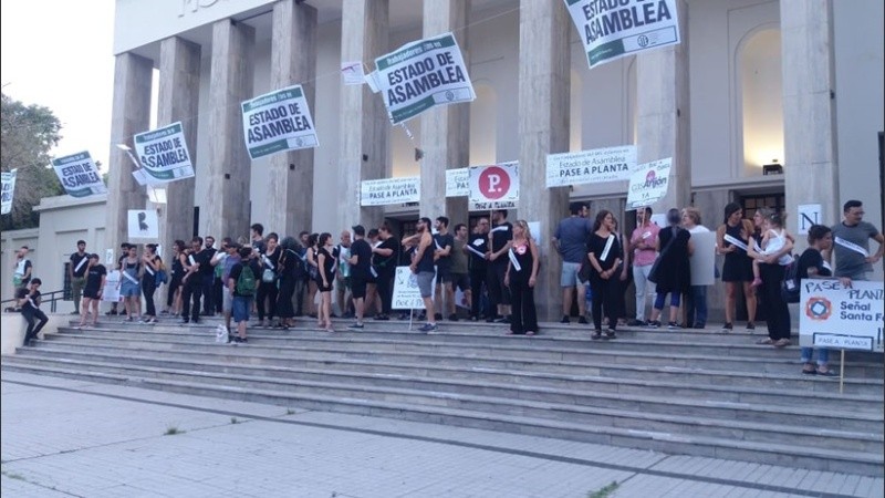 Los manifestantes en las escalinatas del museo, a la espera de la ministra.