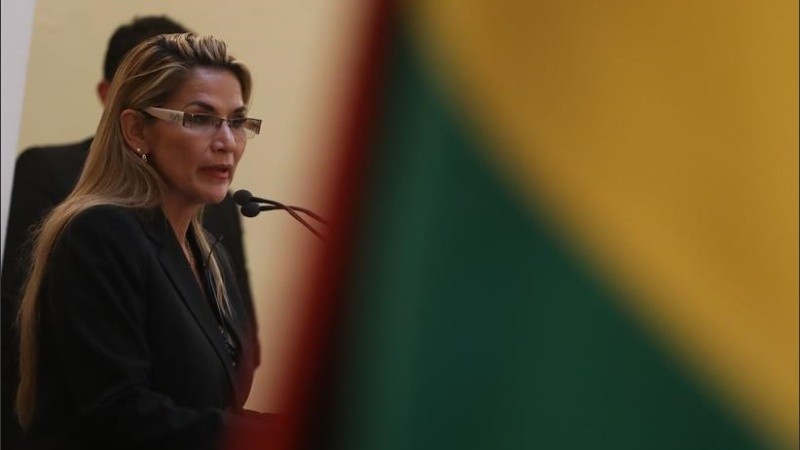 La autoproclamada presidenta de Bolivia tomó juramento a las Fuerzas Armadas.