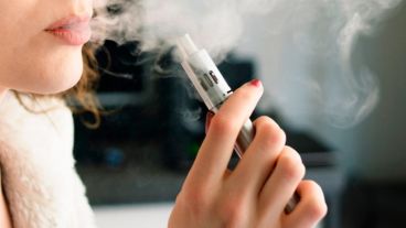 Según el estudio, los cigarrillos electrónicos son peligrosos y adictivos.