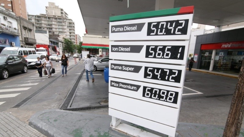 Con dos subas este mes, el litro nafta se acerca del valor del dólar.