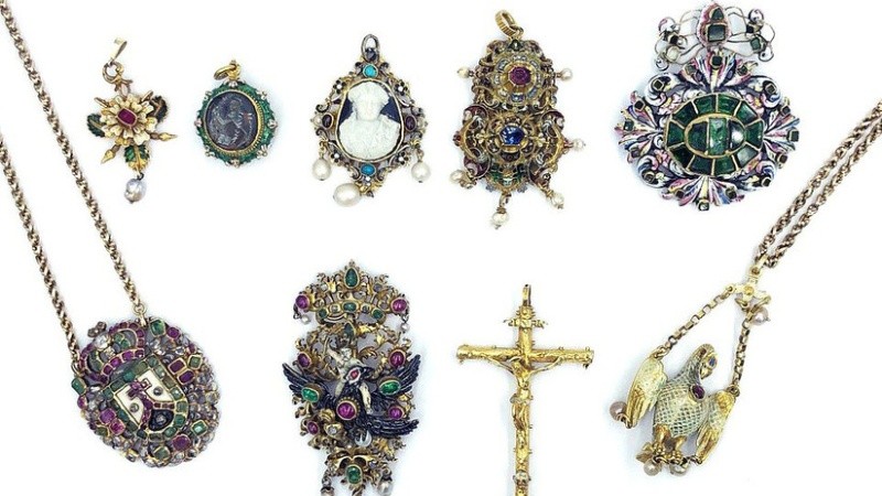 La colección de la anciana será vendida en una subasta local.