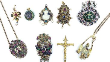 La colección de la anciana será vendida en una subasta local.